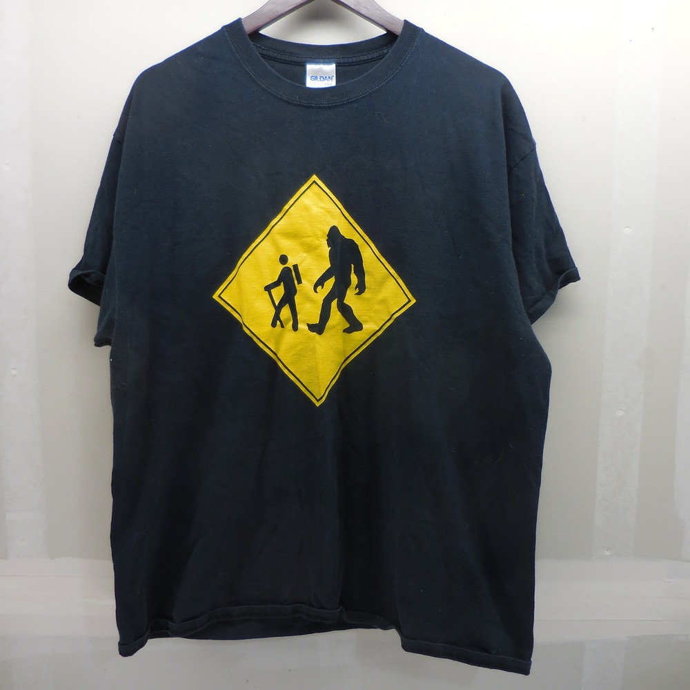 Gildan Mens Bigfoot Sasquatch Crossing Sign Graphic T-Shirt Black XL